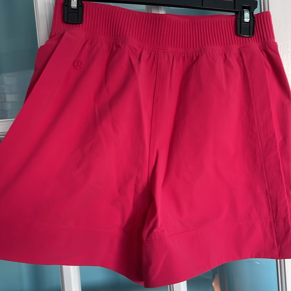 NWT Relaxed Fit HR Short Lululemon - Picture 4 of 6